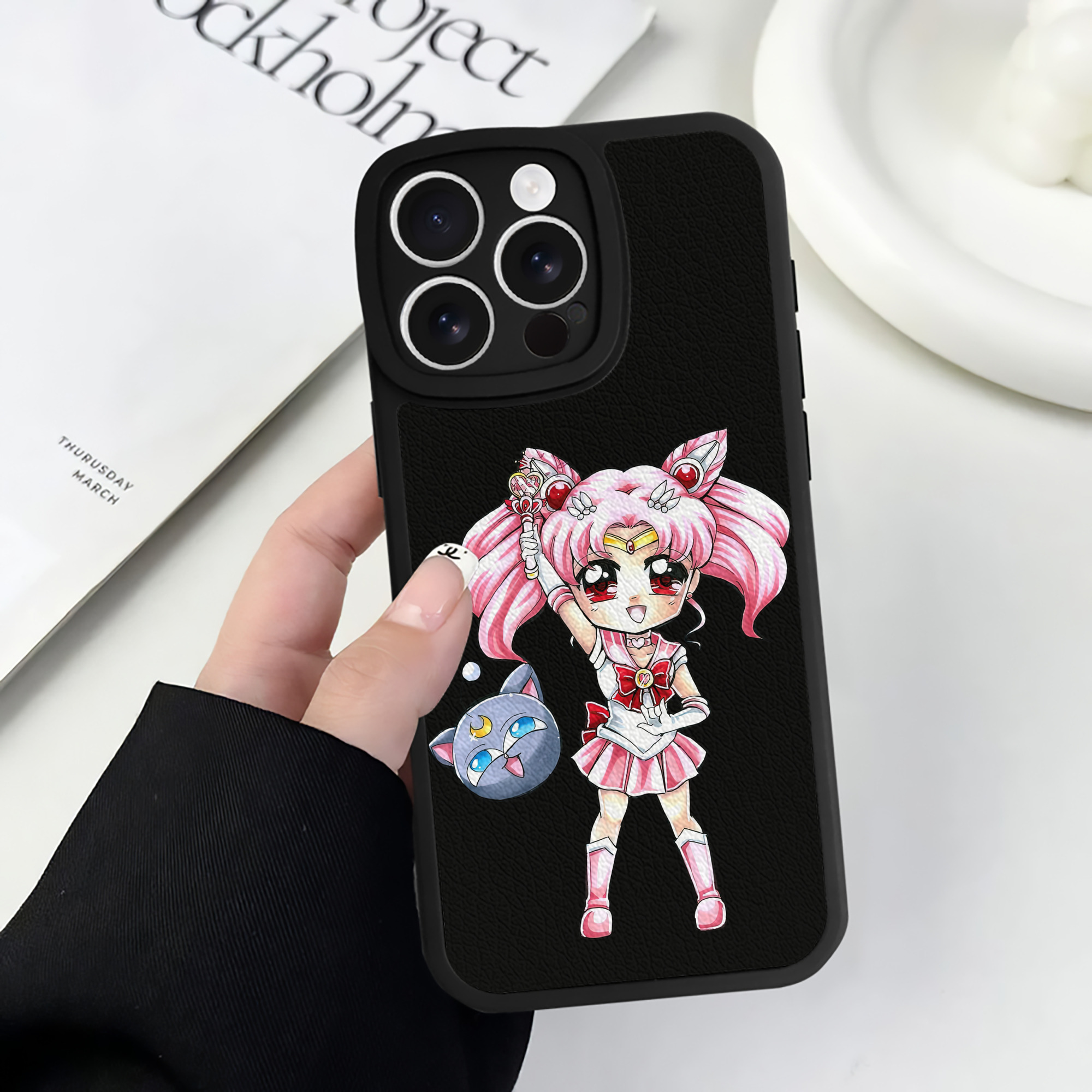 （画像用） 美少女戦士セーラームーン ちびうさ Sailor Moon Chibiusa Tsukino Usagi Small Lady Serenity 【iPhone 16シリーズ対応】シリコンスマホケース（レザー調） 材質：シリコン